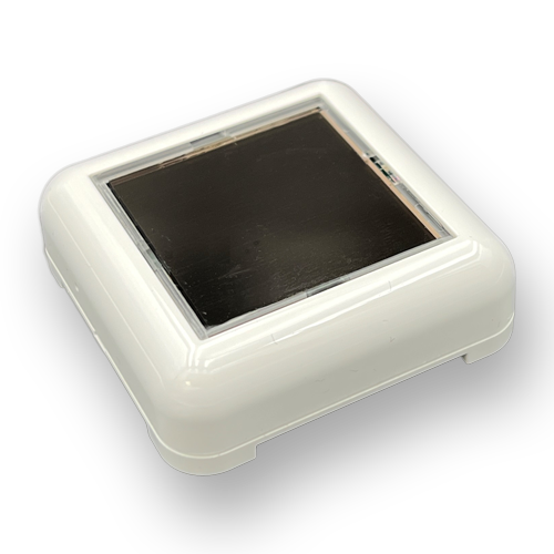 Wireless EnOcean Sensor EnoSense® WALL+DESK im weissen Gehäuse, schräg von oben mit Solarzelle gezeigt