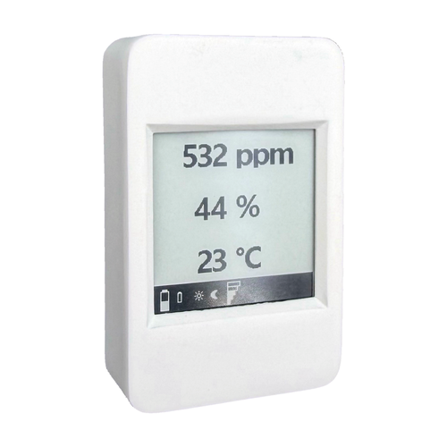 EnOcean Raumanzeige EnoSign CO2/Temp/rH im weißen Gehäuse, das E-Papier-Display zeigt CO2-Gehalt, relative Luftfeuchte und Temperatur untereinander